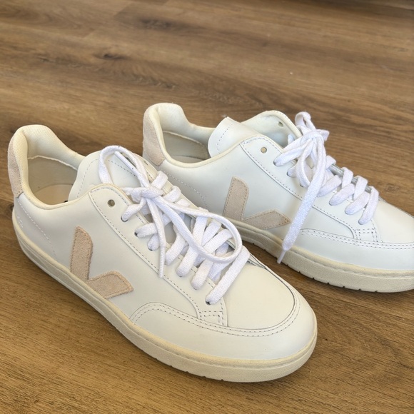 NEW Veja Women’s White Leather V-12 Sneakers with Beige Suede Accents - Picture 2 of 10